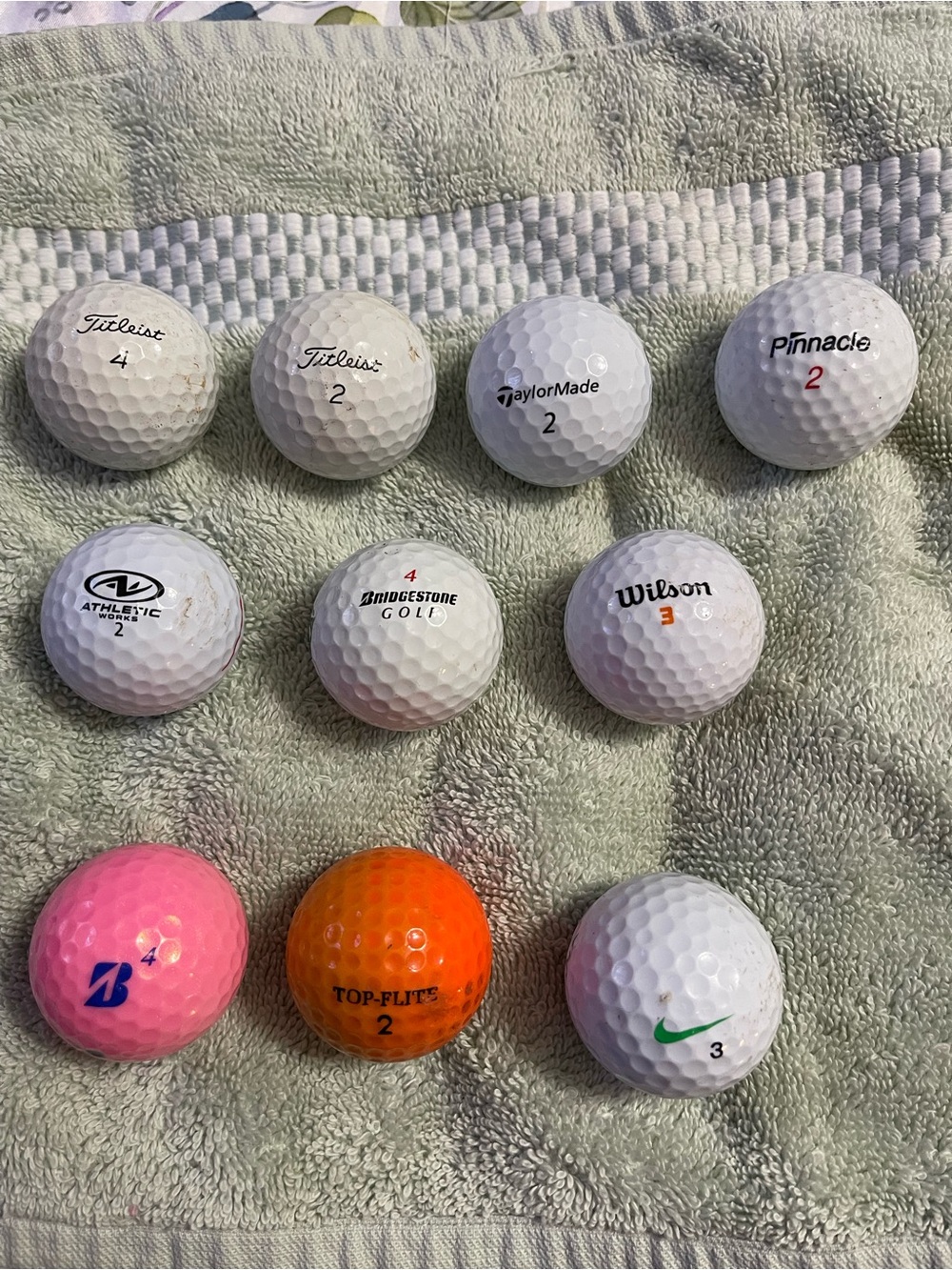 Lot of 10 golf balls!  Titleist, Bridgestone, Wilson, Nike , TopFlite and etc..